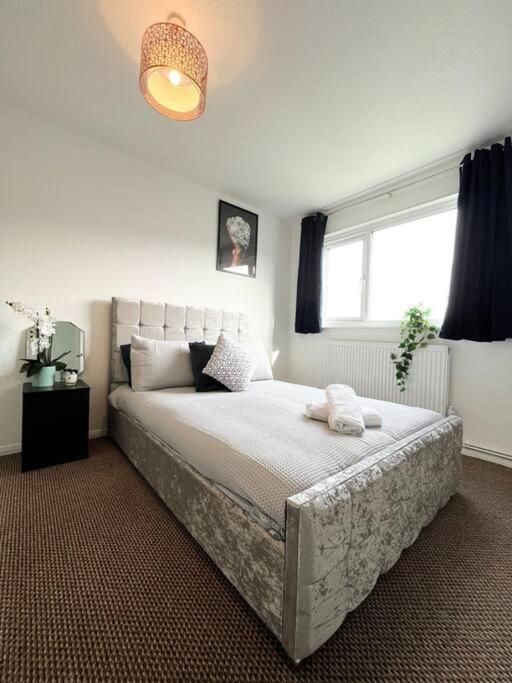 3 Bedroom House With Free Parking Chatham  Exteriér fotografie