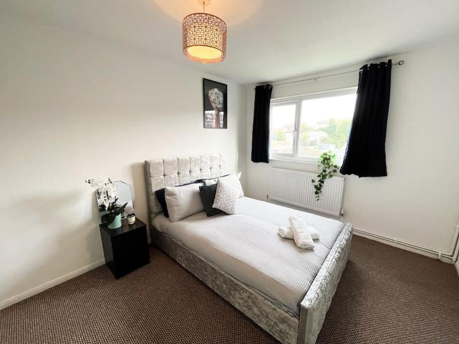 3 Bedroom House With Free Parking Chatham  Exteriér fotografie