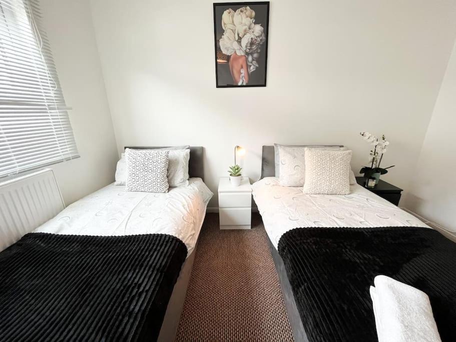 3 Bedroom House With Free Parking Chatham  Exteriér fotografie