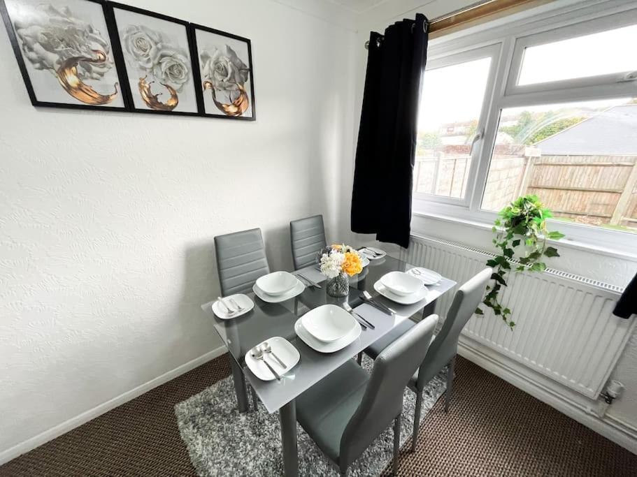 3 Bedroom House With Free Parking Chatham  Exteriér fotografie
