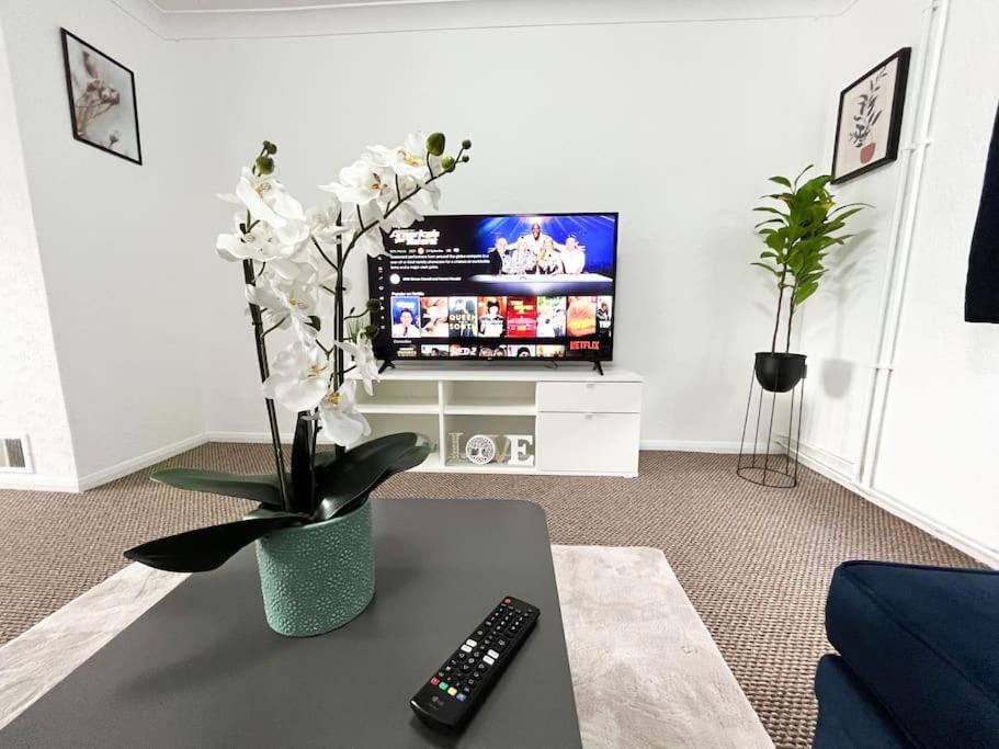 3 Bedroom House With Free Parking Chatham  Exteriér fotografie